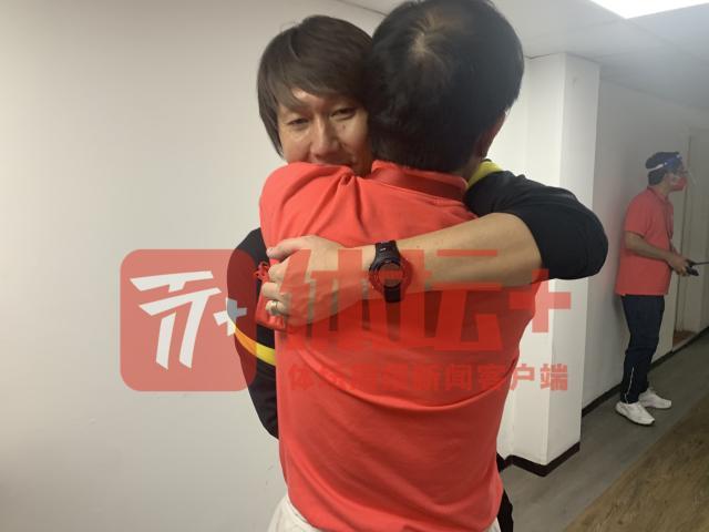 与叙利亚比赛结束后，李铁与中国足协主席陈戌源拥抱。.jpg